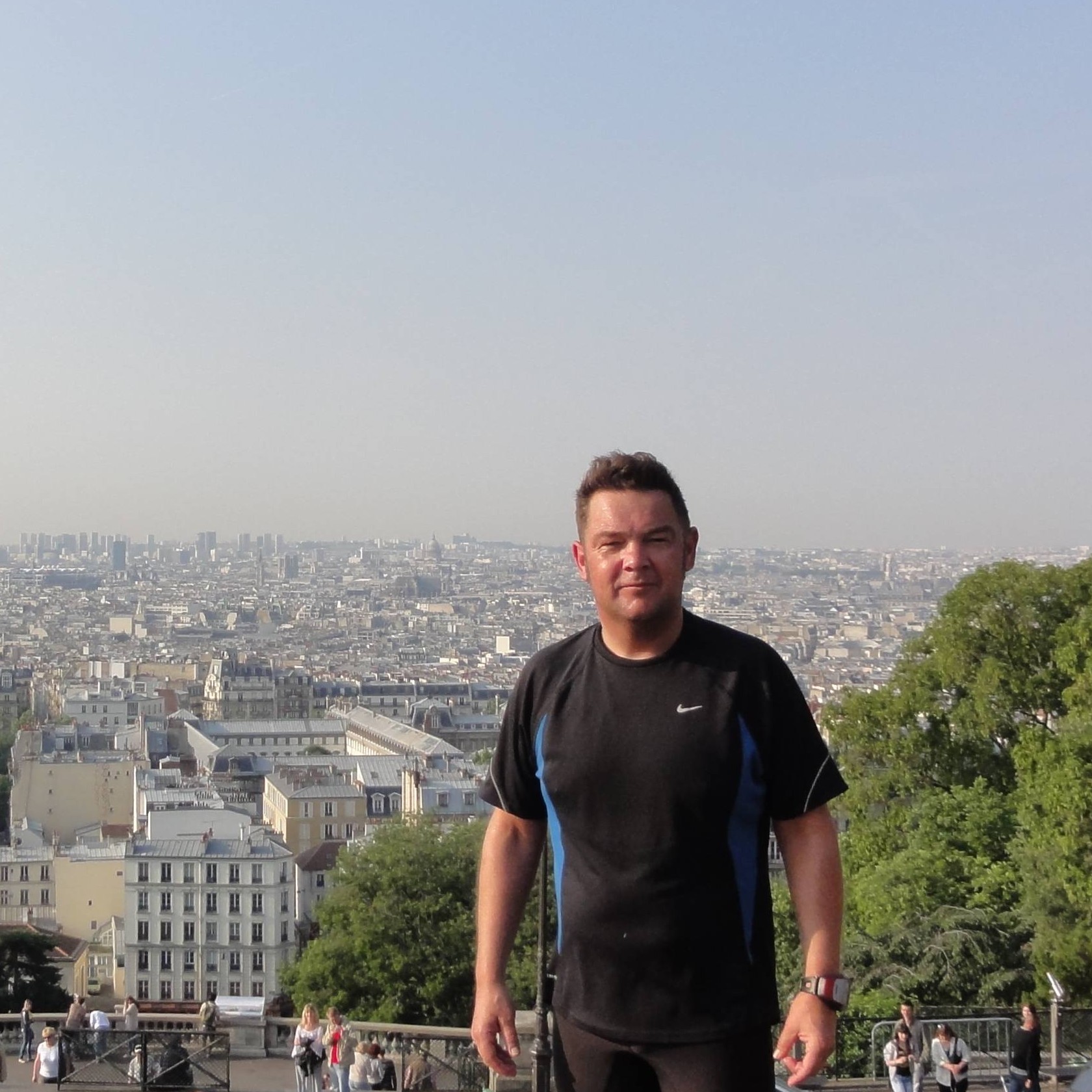 Au sommet de Paris avec Bart après une montée sportive
