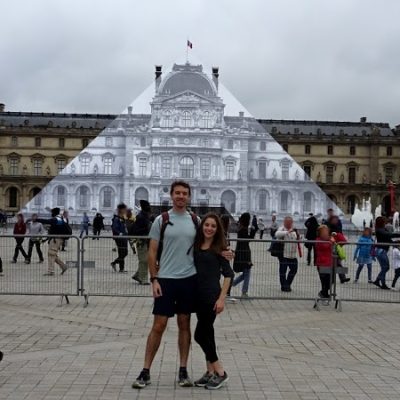 Devant la pyramide invisible avec Molly et Saul