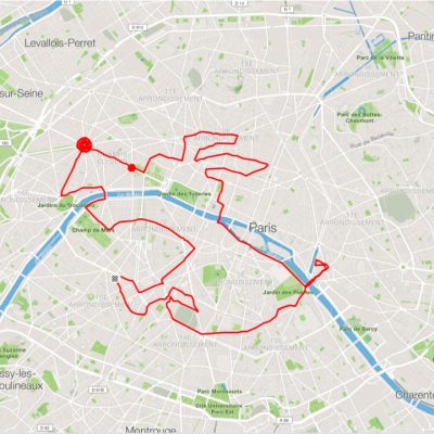 Nous avons trouvé un petit chien tout mignon dans Paris!